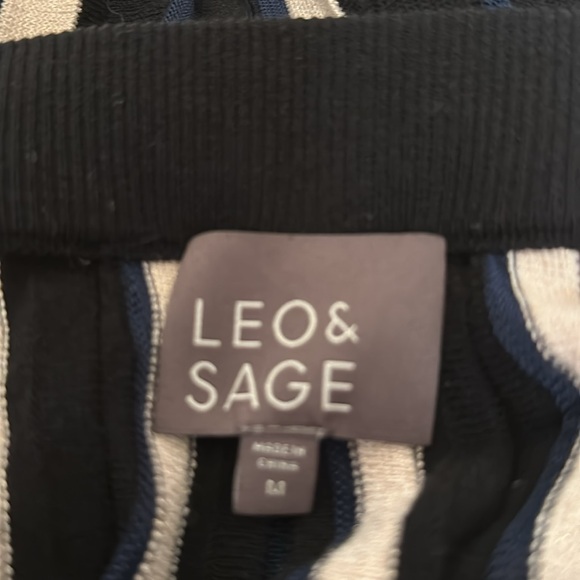 Leo & Sage. SZ M. Black, navy, ivory w/gold lame knit pleated skirt. - Picture 4 of 8